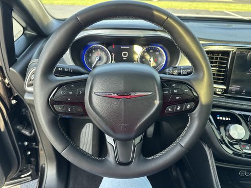 Used 2025 Chrysler Pacifica Limited FWD image 17