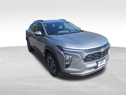Used 2026 Chevrolet Trax LT w/ Driver Confidence Package FWD image 2