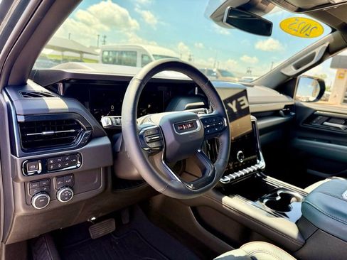 Used 2025 GMC Yukon XL AT4 image 8