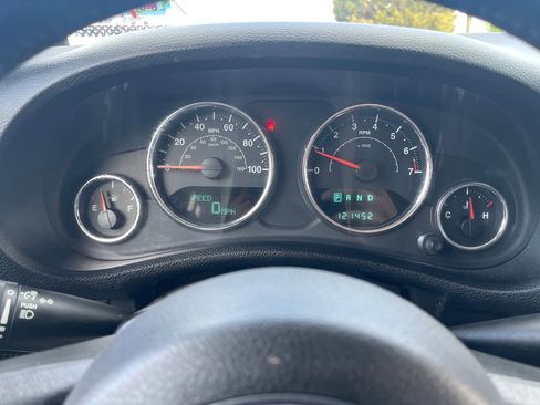 Used 2014 Jeep Wrangler Unlimited Sahara w/ Dual Top Group AWD/4WD image 21