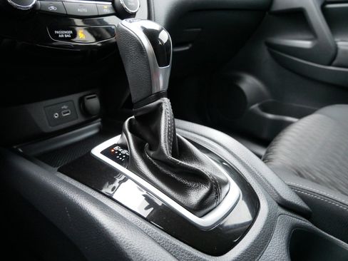 Used 2019 Nissan Rogue SV image 24