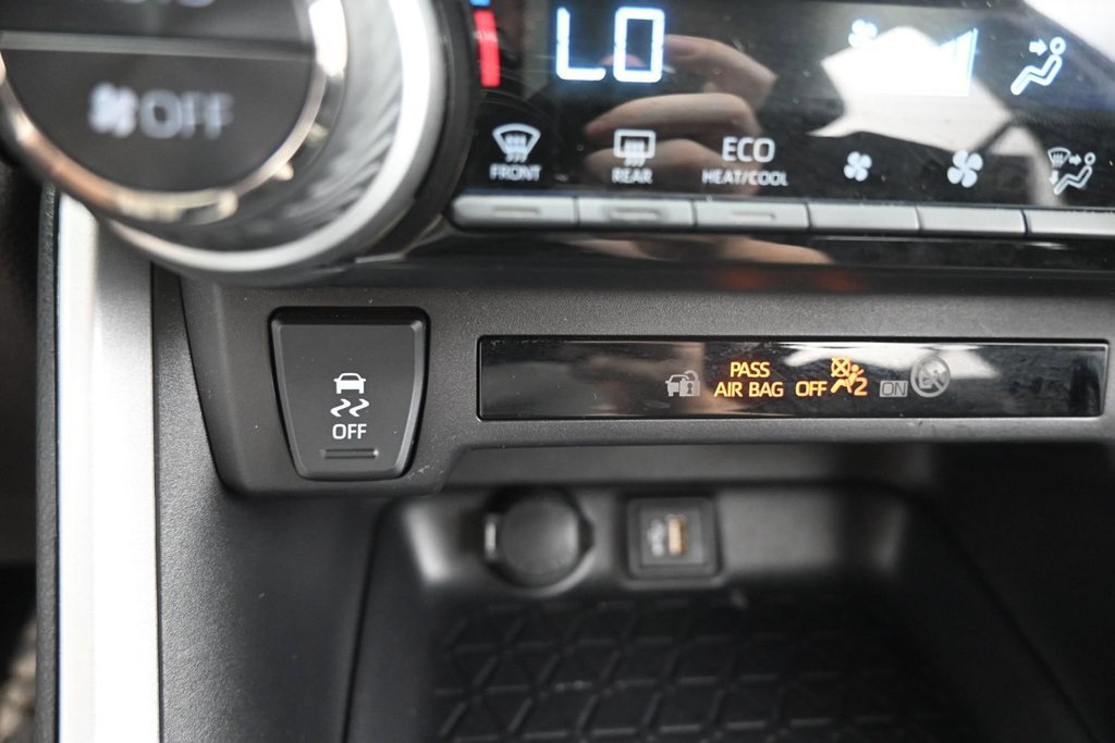 Used 2025 Toyota RAV4 XLE AWD/4WD image 28