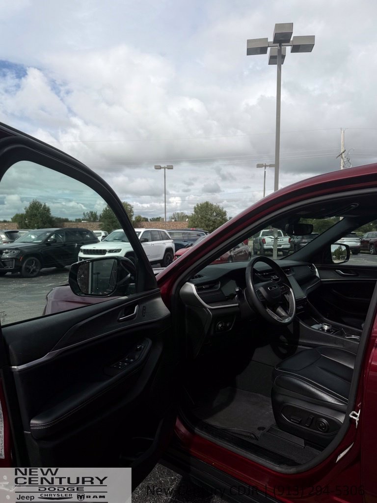 Used 2024 Jeep Grand Cherokee Limited AWD/4WD image 10
