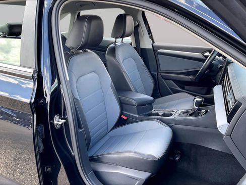 Used 2025 Volkswagen Jetta SE FWD image 9