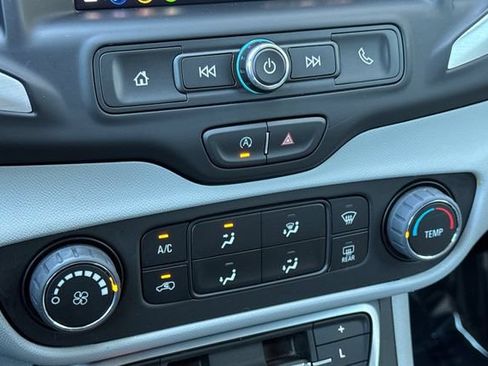 Used 2024 GMC Terrain SLE FWD image 30