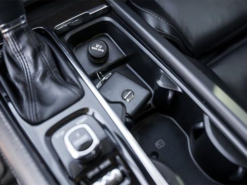 Used 2017 Volvo XC90 T6 Momentum w/ Vision Package image 22