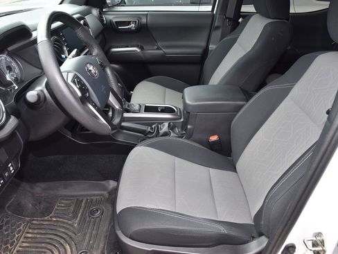 Used 2020 Toyota Tacoma TRD Sport w/ Technology Package AWD/4WD image 9