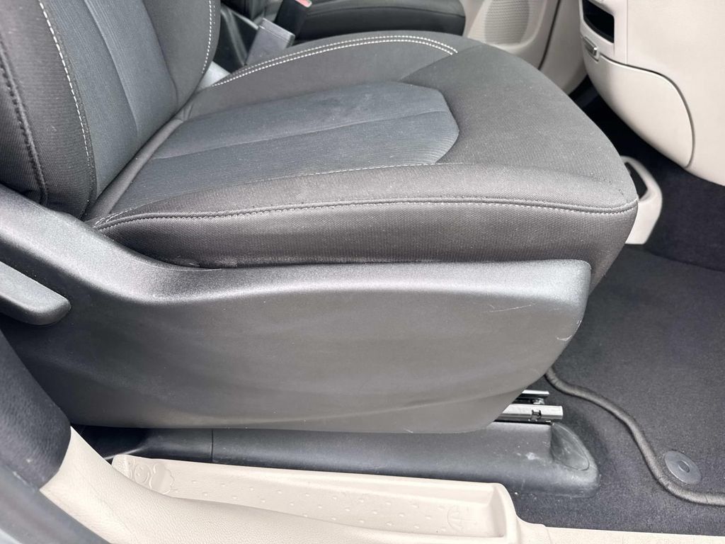 Used 2023 Chrysler Voyager LX FWD image 12