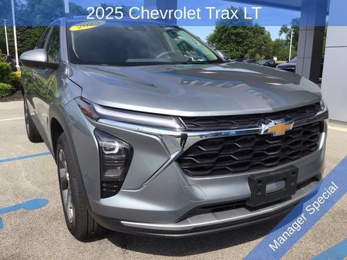 Used 2025 Chevrolet Trax LT FWD image 3