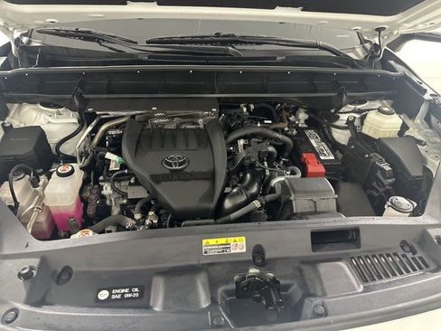 Used 2024 Toyota Highlander LE AWD/4WD image 13