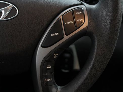 Used 2014 Hyundai Elantra SE image 16