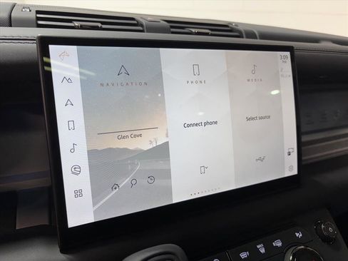 Used 2025 Land Rover Defender 110 image 17