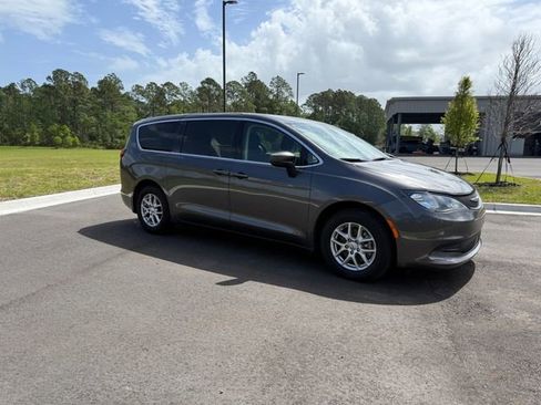Used 2023 Chrysler Voyager LX FWD image 9