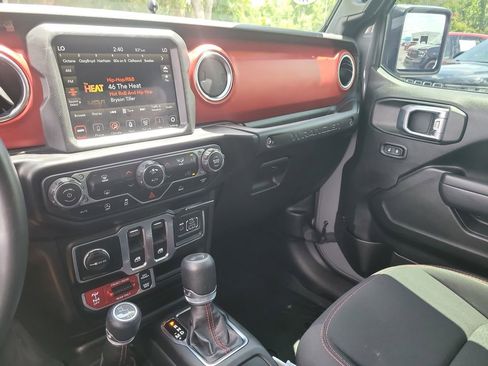 Used 2022 Jeep Wrangler Rubicon AWD/4WD image 13