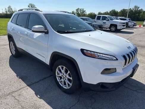 Used 2017 Jeep Cherokee Latitude w/ Cold Weather Group AWD/4WD image 9