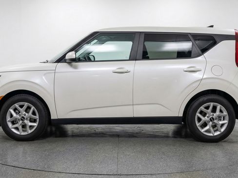 Used 2025 Kia Soul LX w/ LX Technology Package FWD image 3