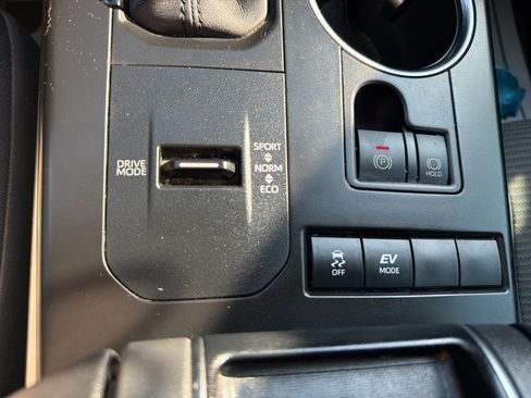Used 2020 Toyota Highlander LE FWD image 13
