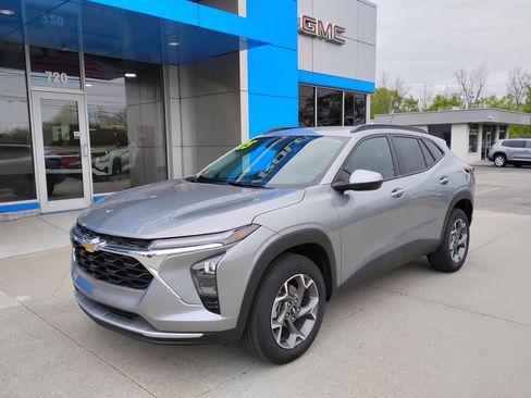Used 2025 Chevrolet Trax LT w/ Driver Confidence Package FWD image 6