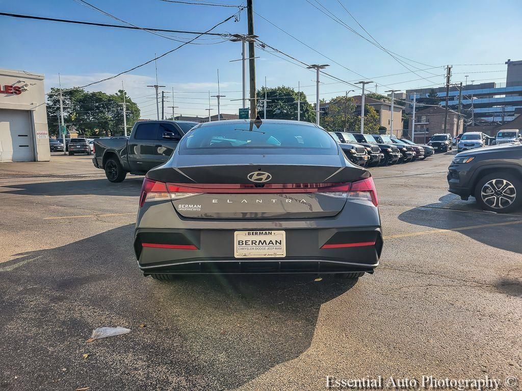 Used 2024 Hyundai Elantra SEL FWD image 12