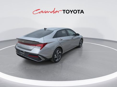 Used 2025 Hyundai Elantra SEL image 8