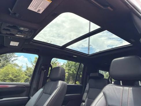 Used 2022 Chevrolet Suburban RST w/ Luxury Package RWD image 33