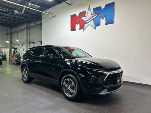 Used 2025 Chevrolet Blazer LT AWD/4WD image 2
