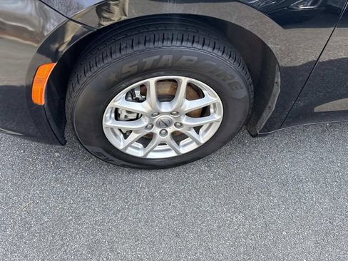 Used 2024 Chrysler Pacifica Touring-L image 14