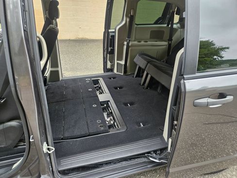 Used 2019 Dodge Grand Caravan SE w/ UConnect Hands-Free Group image 11