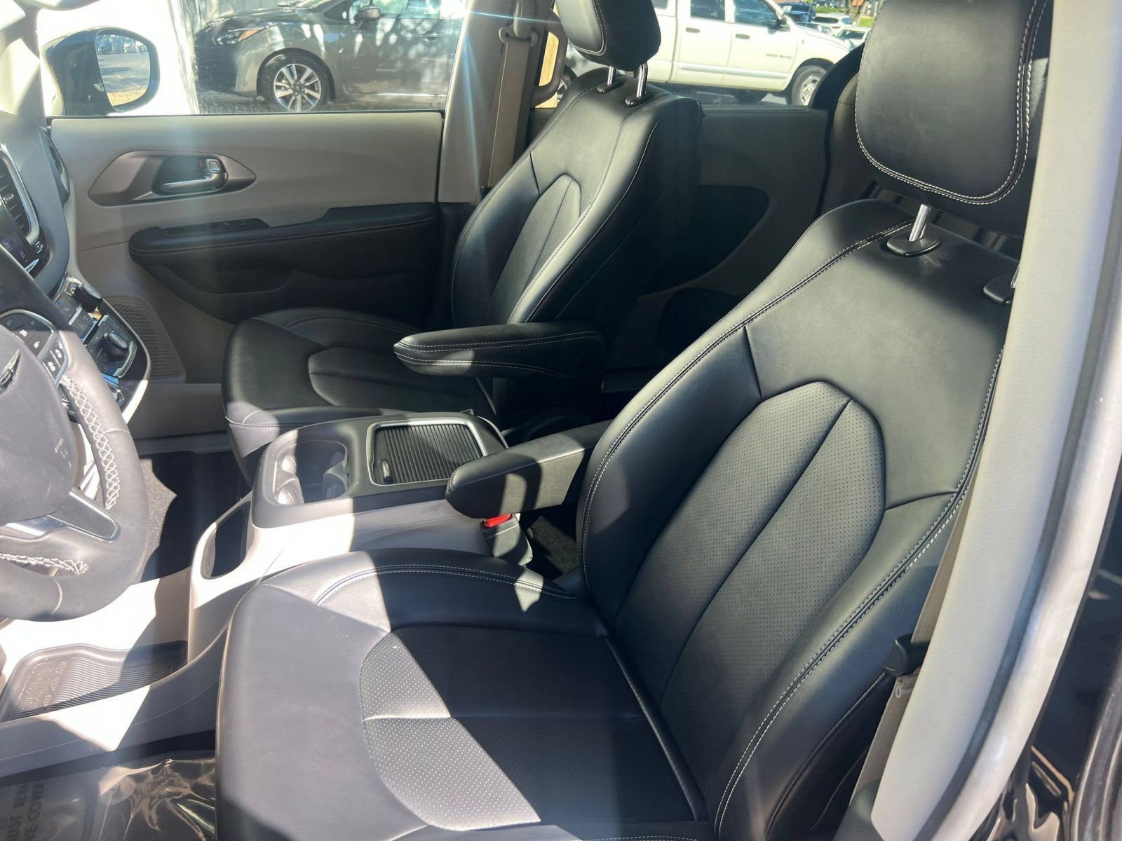 Used 2024 Chrysler Pacifica Touring-L FWD image 37