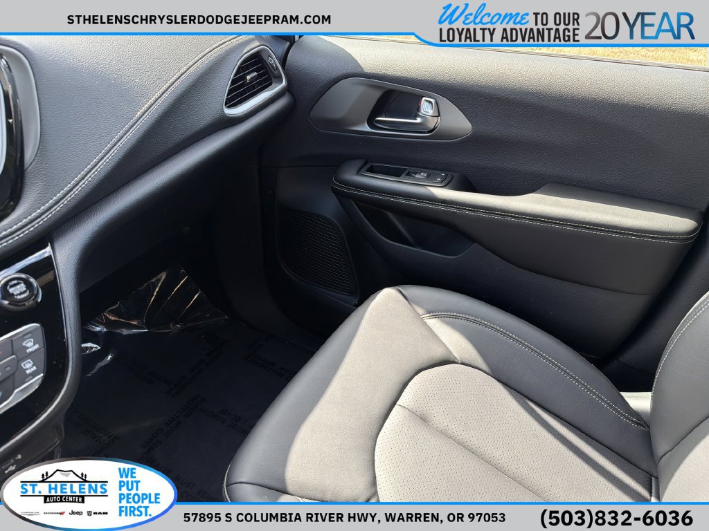 New 2027 Chrysler Pacifica Select FWD image 26