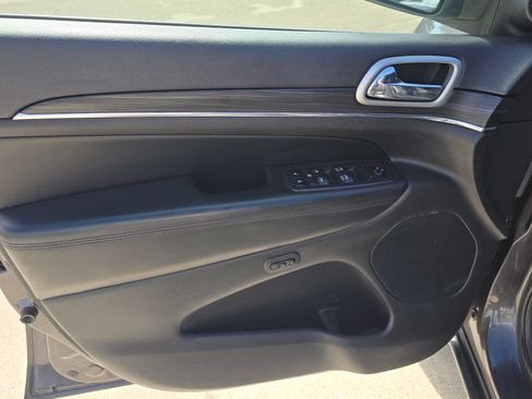 Used 2019 Jeep Grand Cherokee Limited AWD/4WD image 18