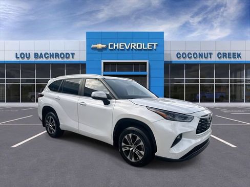 Used 2024 Toyota Highlander XLE FWD image 2