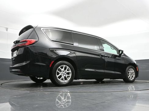 Used 2024 Chrysler Pacifica Touring-L FWD image 40