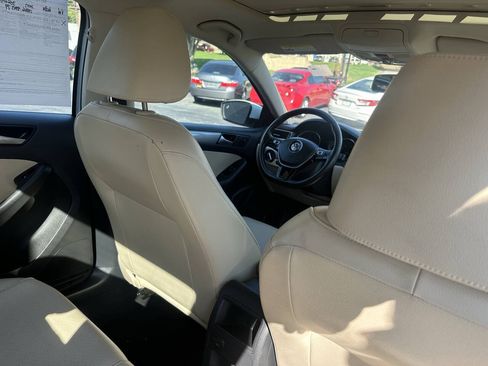 Used 2017 Volkswagen Jetta SE FWD image 13