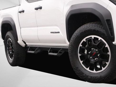 Certified 2024 Toyota Tacoma TRD Off-Road image 3