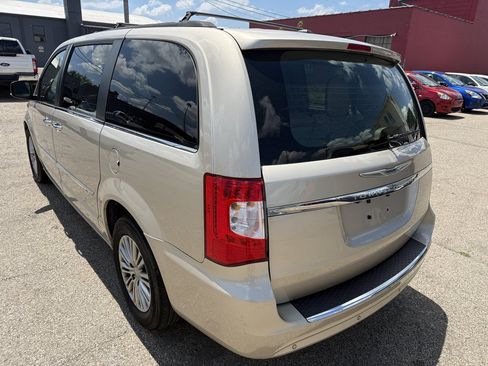 Used 2014 Chrysler Town & Country Touring-L w/ Driver Convenience Group FWD image 4