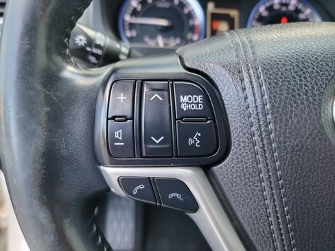 Used 2017 Toyota Highlander AWD V6 image 31
