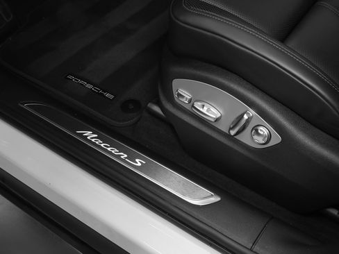 Certified 2025 Porsche Macan S AWD/4WD image 28