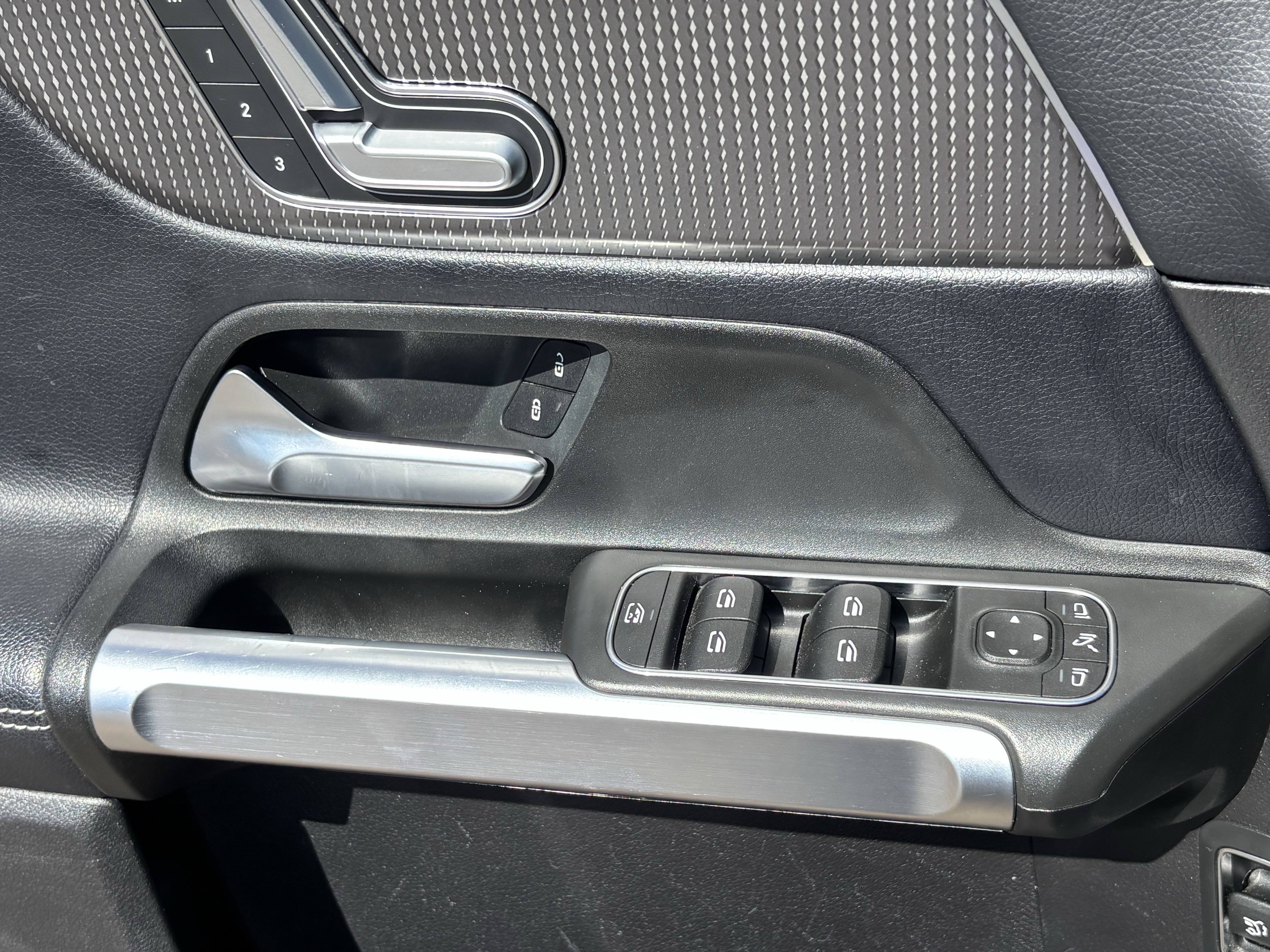 Used 2021 Mercedes-Benz GLB 250 4MATIC image 19