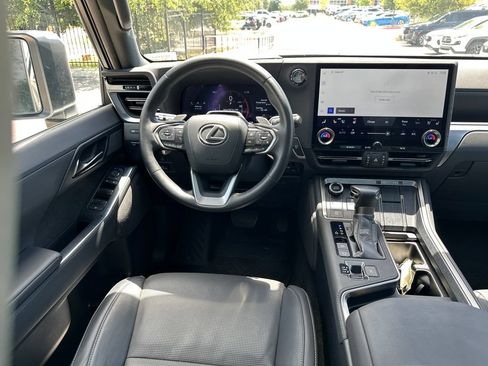 Used 2024 Lexus GX 550 w/ Accessory Package (2T) AWD/4WD image 32