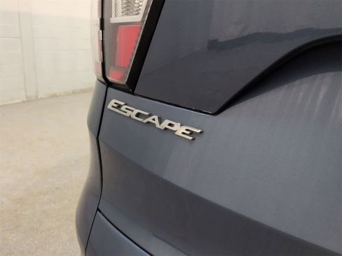 Used 2018 Ford Escape SE w/ SE Sync 3 Package image 12