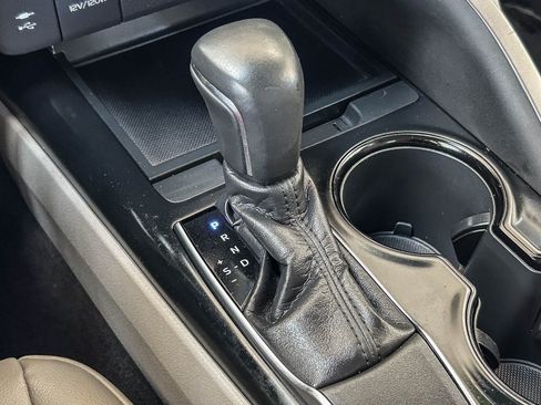 Used 2018 Toyota Camry SE FWD image 19
