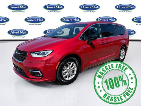 Used 2025 Chrysler Pacifica Select FWD image 3