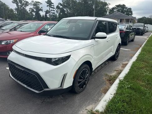 Used 2024 Kia Soul LX FWD image 3