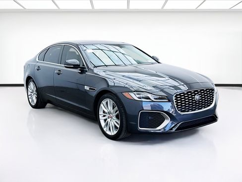Used 2022 Jaguar XF SE RWD image 3