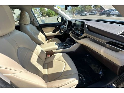 Used 2022 Toyota Highlander XLE image 20