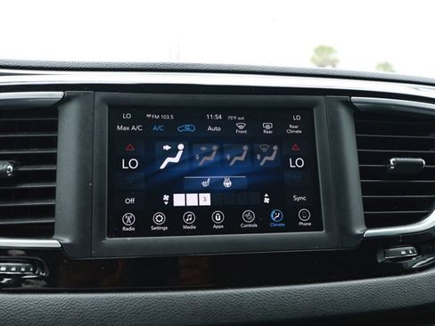 Used 2020 Chrysler Pacifica Touring-L FWD image 16