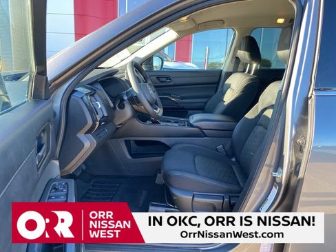 Used 2024 Nissan Pathfinder S image 13