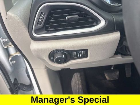 Used 2024 Chrysler Pacifica Touring-L FWD image 19