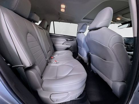 Used 2021 Toyota Highlander XLE image 23